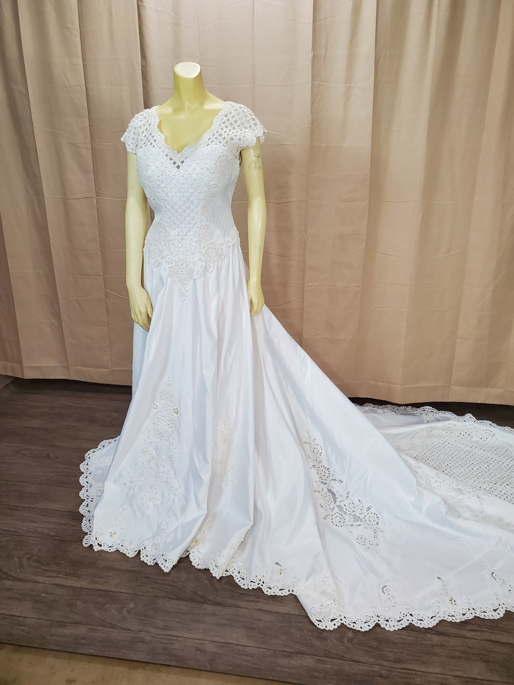 Elegant White Lace Bridal Gown with Cap Sleeves